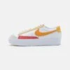Nike Sportswear BLAZER LOW PLATFORM - Sneaker Low - White/vivid Orange/citron