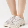 ASICS SportStyle GEL-NIMBUS 9 - Sneaker Low - Grau/beige